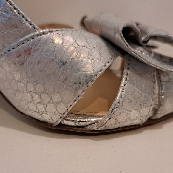 Enzo Angiolini Venezia Open Toe Silver Snake Bow Leather Size 7.5 - Picture 6 of 6
